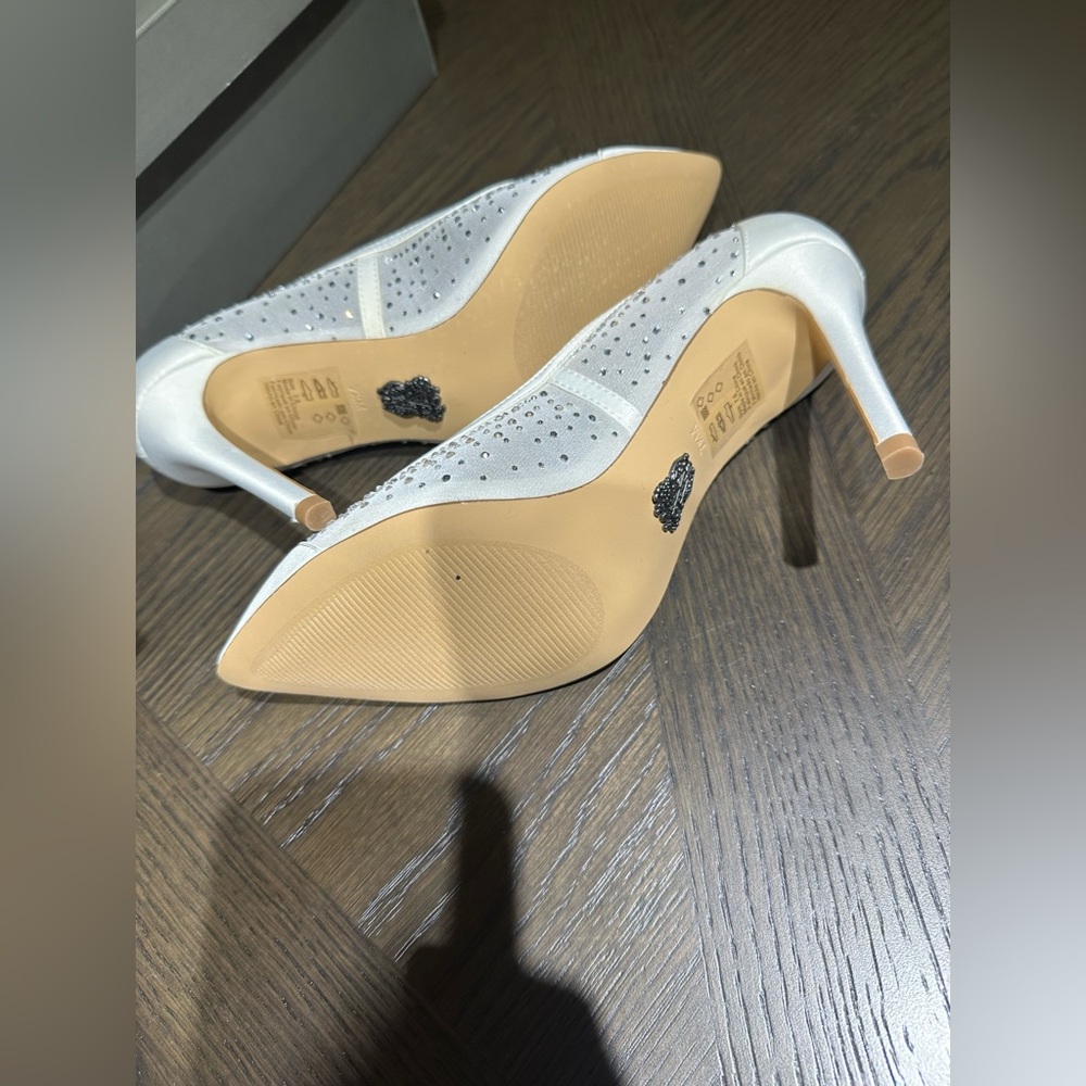 New Vera Wang White Bridal Pumps Style VW95781 Size 7.5 - Picture 2 of 9
